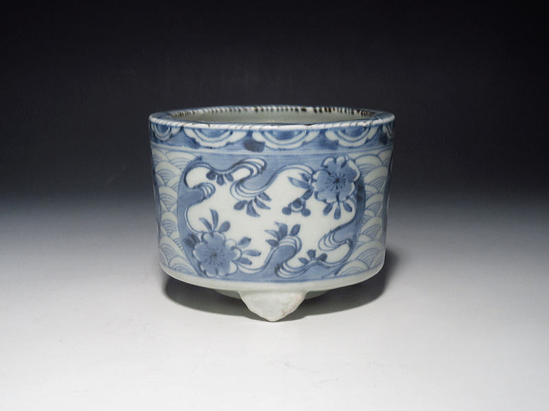 古伊万里　染付　桜花青海波文　三足香炉【宝暦】