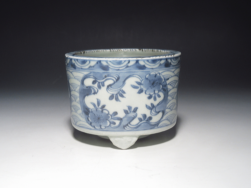 古伊万里　染付　桜花青海波文　三足香炉【宝暦】
