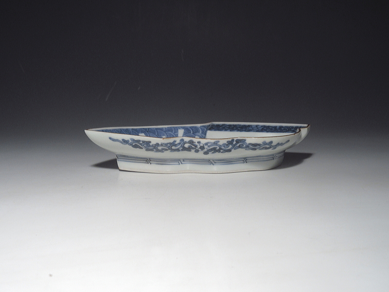 古伊万里　藍柿右衛門　雪輪菊結び文　変形皿【延宝】