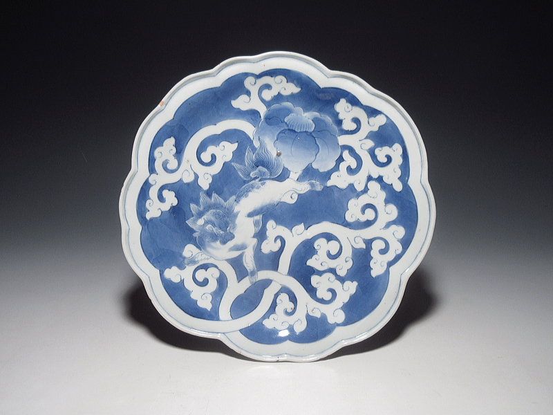 古伊万里　藍九谷　白抜き唐獅子唐草文　七寸五分皿【寛文】