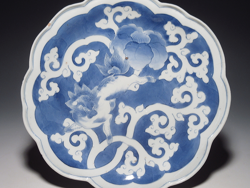 古伊万里 藍九谷 白抜き唐獅子唐草文 七寸五分皿【寛文】