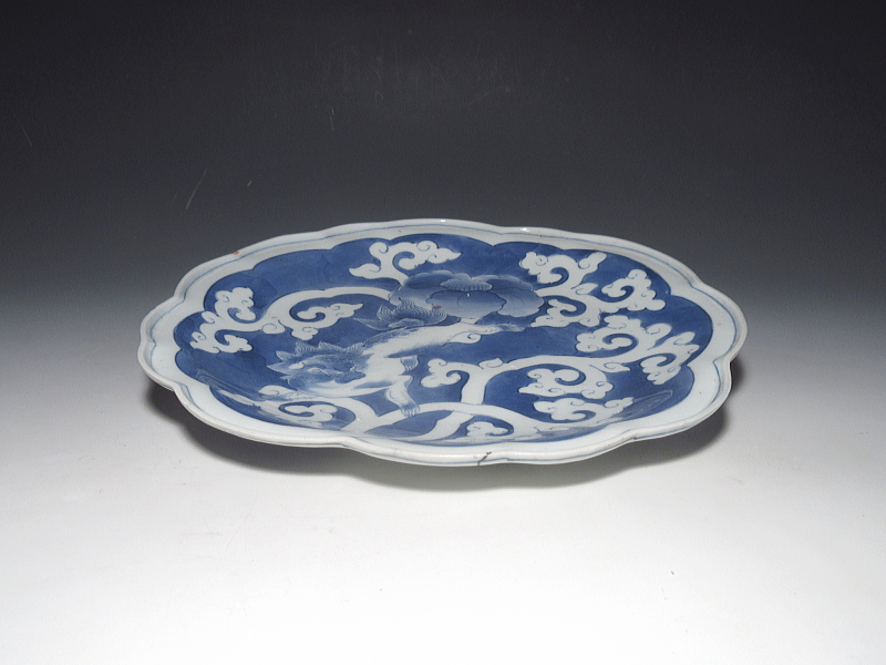 古伊万里 藍九谷 白抜き唐獅子唐草文 七寸五分皿【寛文】