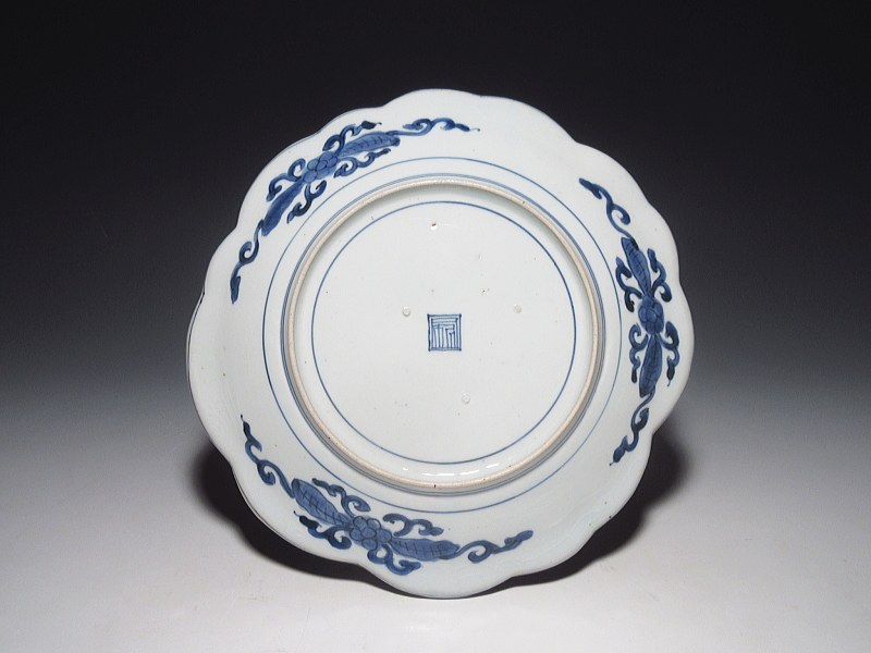 古伊万里 藍九谷 白抜き唐獅子唐草文 七寸五分皿【寛文】