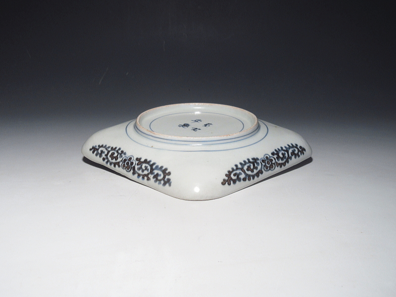 古伊万里　染付　書き分け　蛸唐草文　角皿【宝暦】