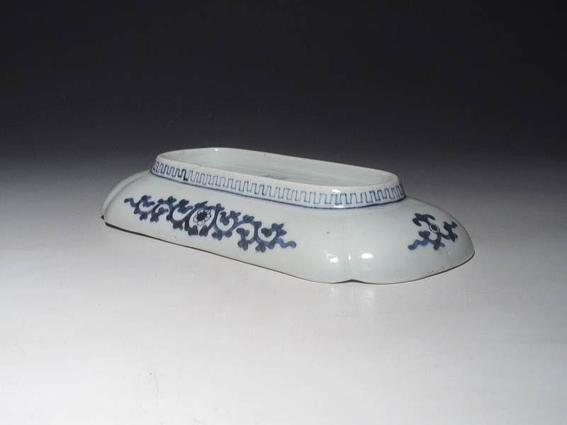 古伊万里　染付　桜花流水蛸唐草文　長皿【元禄】