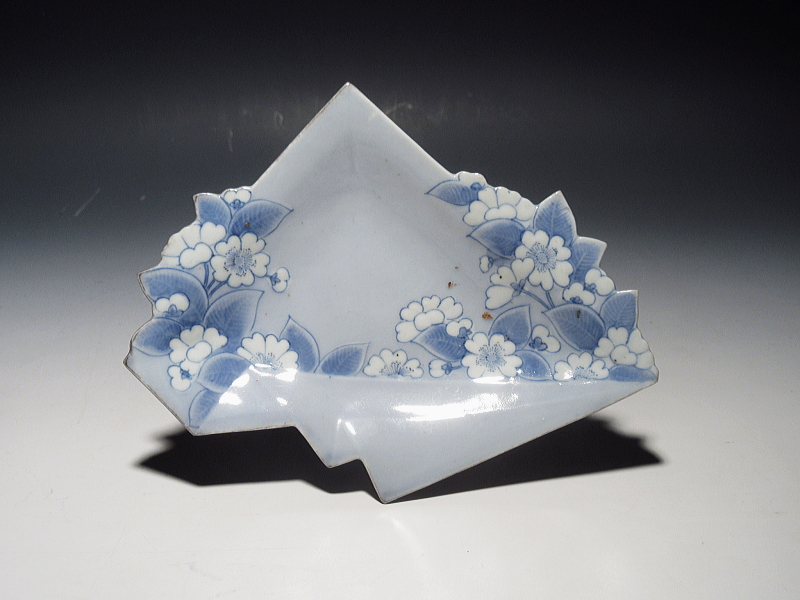 古伊万里　藍柿右衛門　薄瑠璃釉染付　桜花文　折紙形皿【延宝】