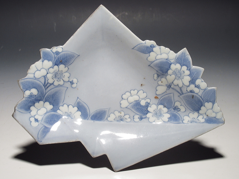 古伊万里　藍柿右衛門　薄瑠璃釉染付　桜花文　折紙形皿【延宝】