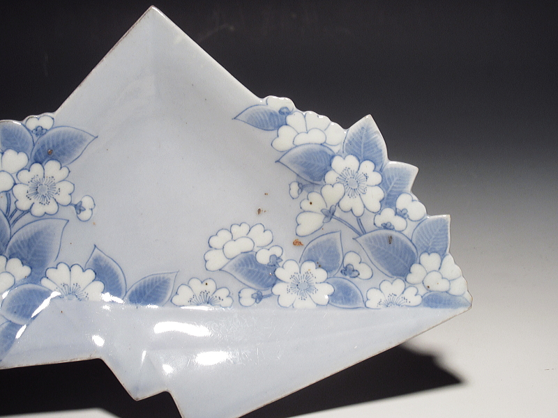 古伊万里　藍柿右衛門　薄瑠璃釉染付　桜花文　折紙形皿【延宝】