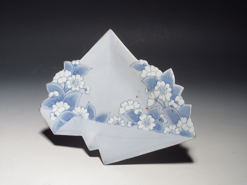 古伊万里　藍柿右衛門　薄瑠璃釉染付　桜花文　折紙形皿【延宝】