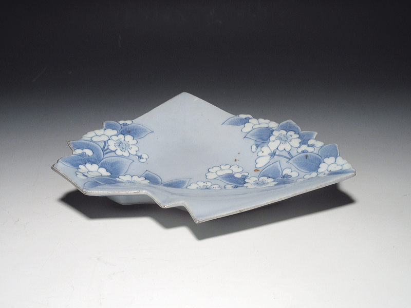 古伊万里　藍柿右衛門　薄瑠璃釉染付　桜花文　折紙形皿【延宝】
