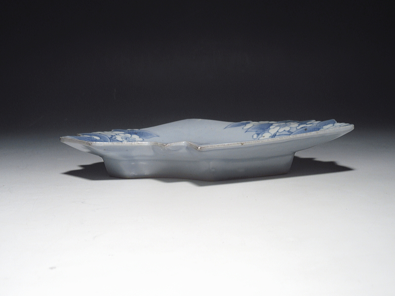 古伊万里　藍柿右衛門　薄瑠璃釉染付　桜花文　折紙形皿【延宝】