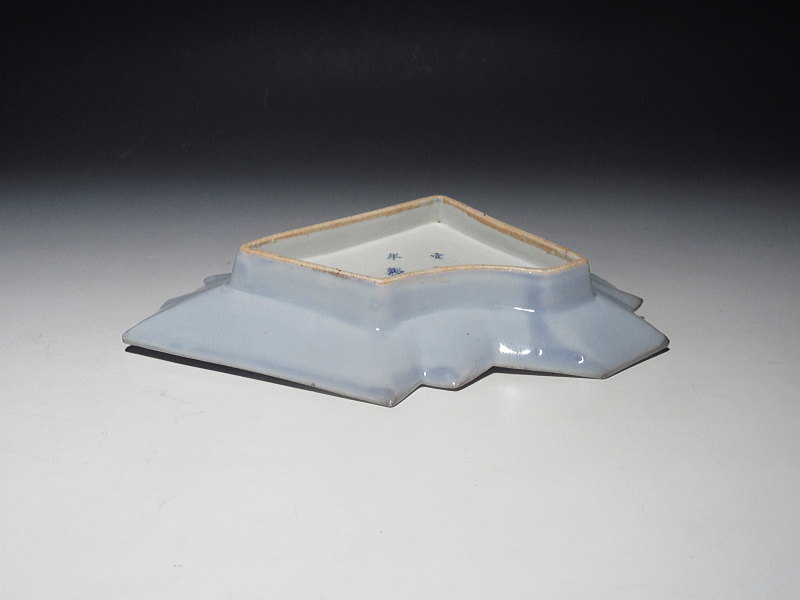 古伊万里　藍柿右衛門　薄瑠璃釉染付　桜花文　折紙形皿【延宝】