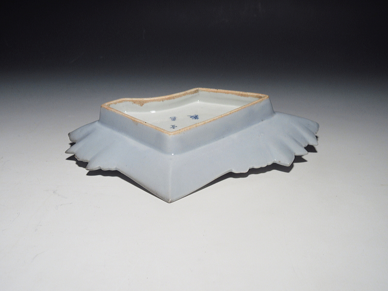 古伊万里　藍柿右衛門　薄瑠璃釉染付　桜花文　折紙形皿【延宝】