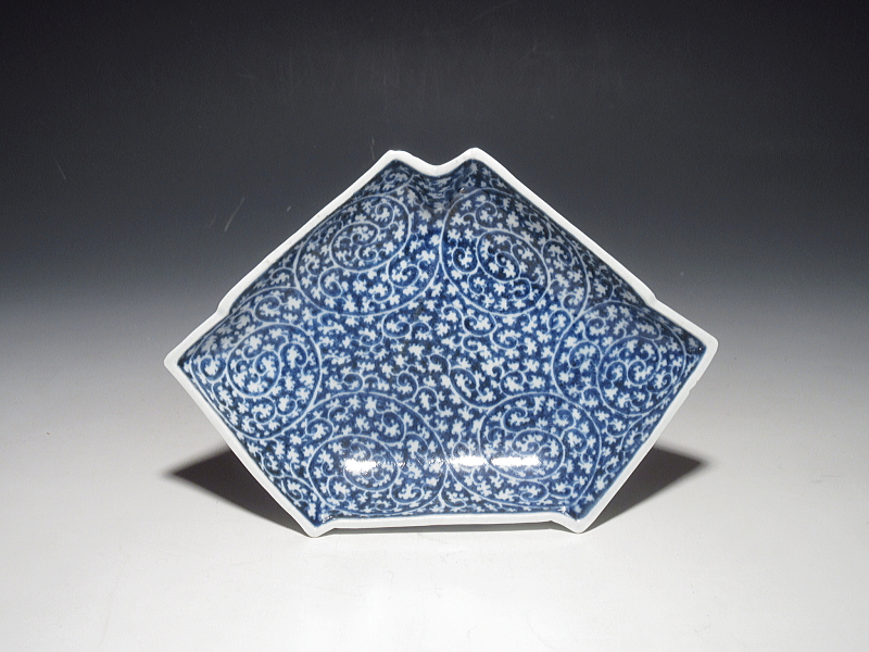 古伊万里　染付　白抜き蛸唐草文　結形　変形皿【享保～宝暦】