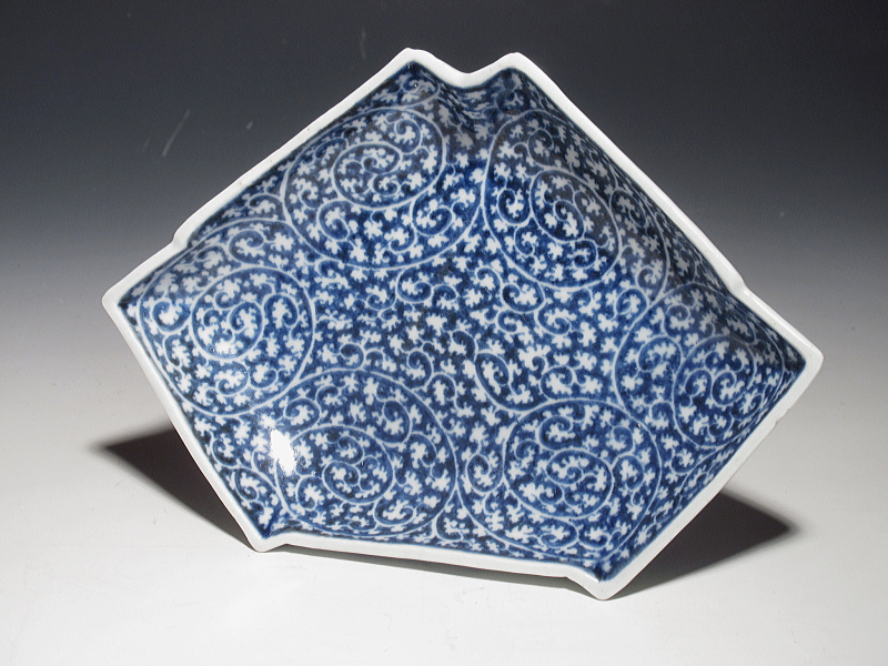 古伊万里　染付　白抜き蛸唐草文　結形　変形皿【享保～宝暦】