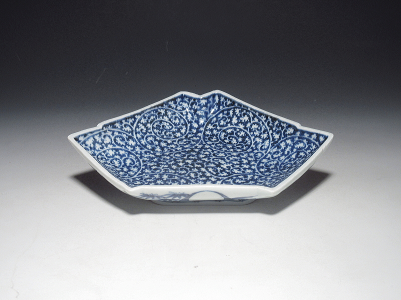 古伊万里　染付　白抜き蛸唐草文　結形　変形皿【享保～宝暦】