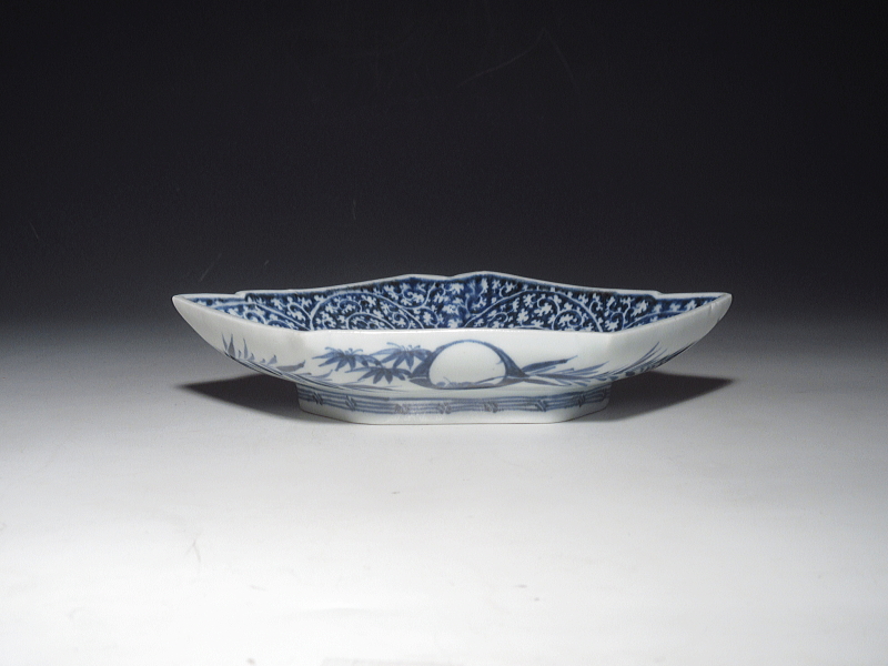 古伊万里　染付　白抜き蛸唐草文　結形　変形皿【享保～宝暦】