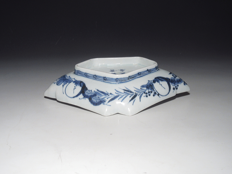 古伊万里　染付　白抜き蛸唐草文　結形　変形皿【享保～宝暦】