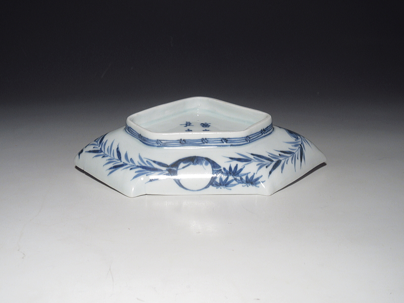 古伊万里　染付　白抜き蛸唐草文　結形　変形皿【享保～宝暦】